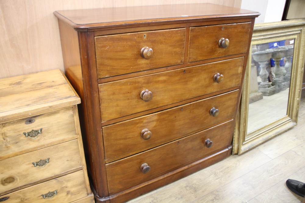 A Victorian mahogany chest of five drawers, W.118cm D.50cm H.116cm